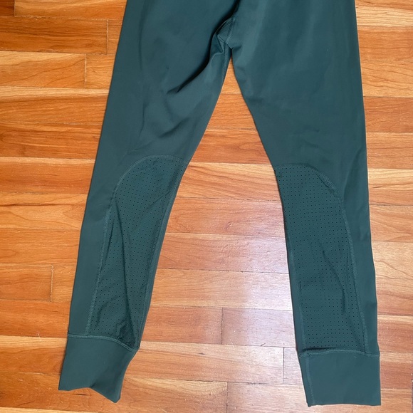 Aritzia legging. Dark green/ sage colour. Size small. Perfect condition - Picture 1 of 3